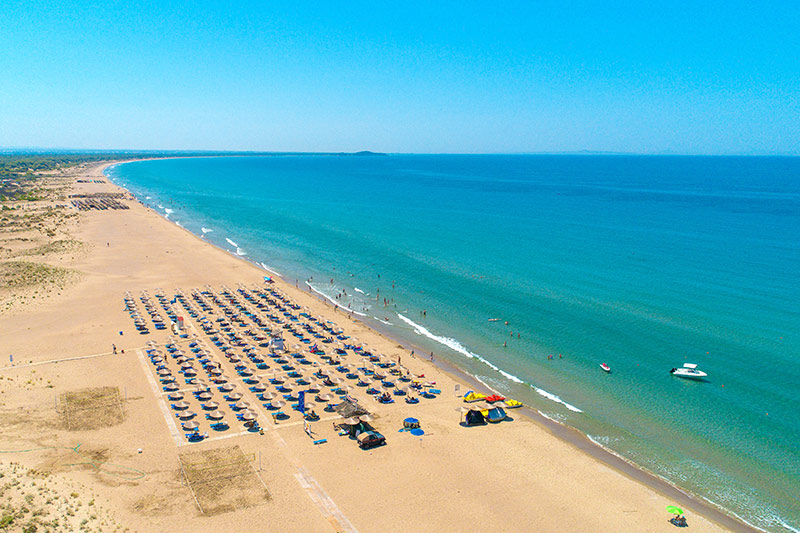 Pláž Kalogria Beach Hotel, Peloponéz, Grécko