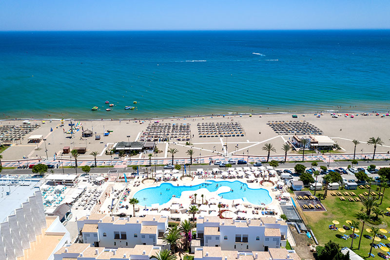 pláž pred hotelom SMY Costa del Sol