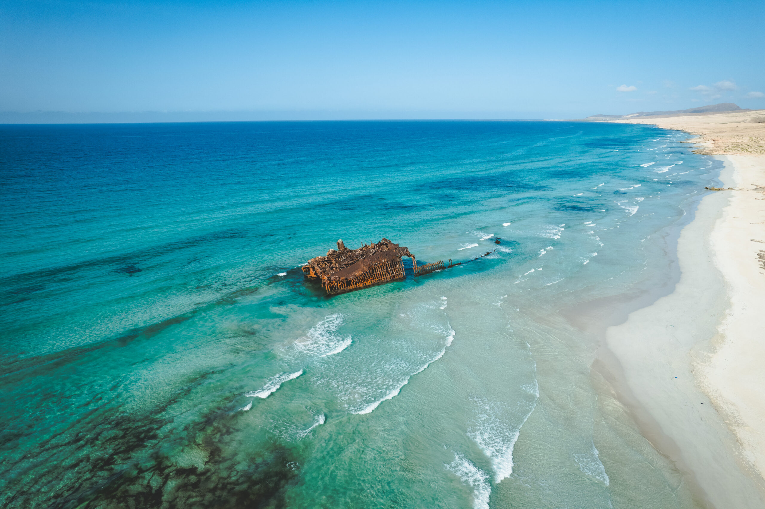 Tajuplná pláž s vrakom lode, Cabo Santa Maria, Boa Vista, Kapverdy - Dovolenka s CK Hydrotour