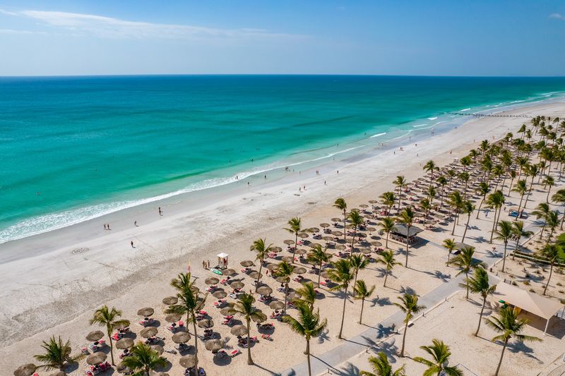 Pláž hotela Salalah Rotana Resort 5* v Ománe