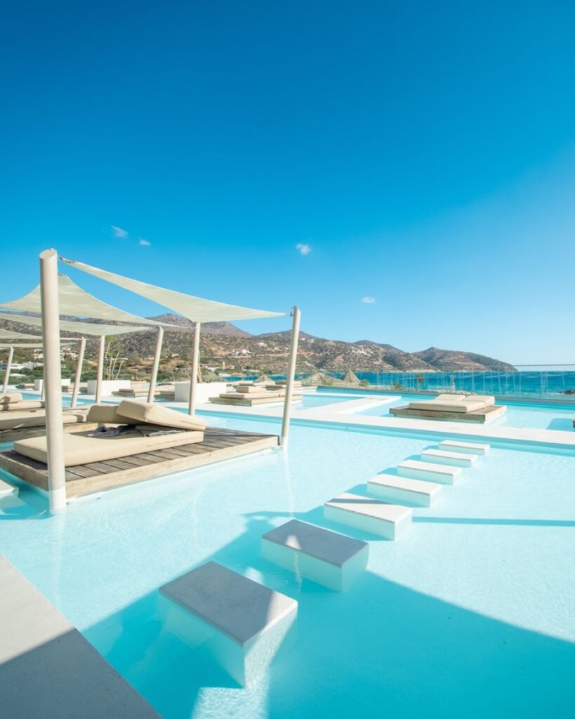 Exkluzívny bazén hotela Mirabello Bay Luxury s výhľadom na more