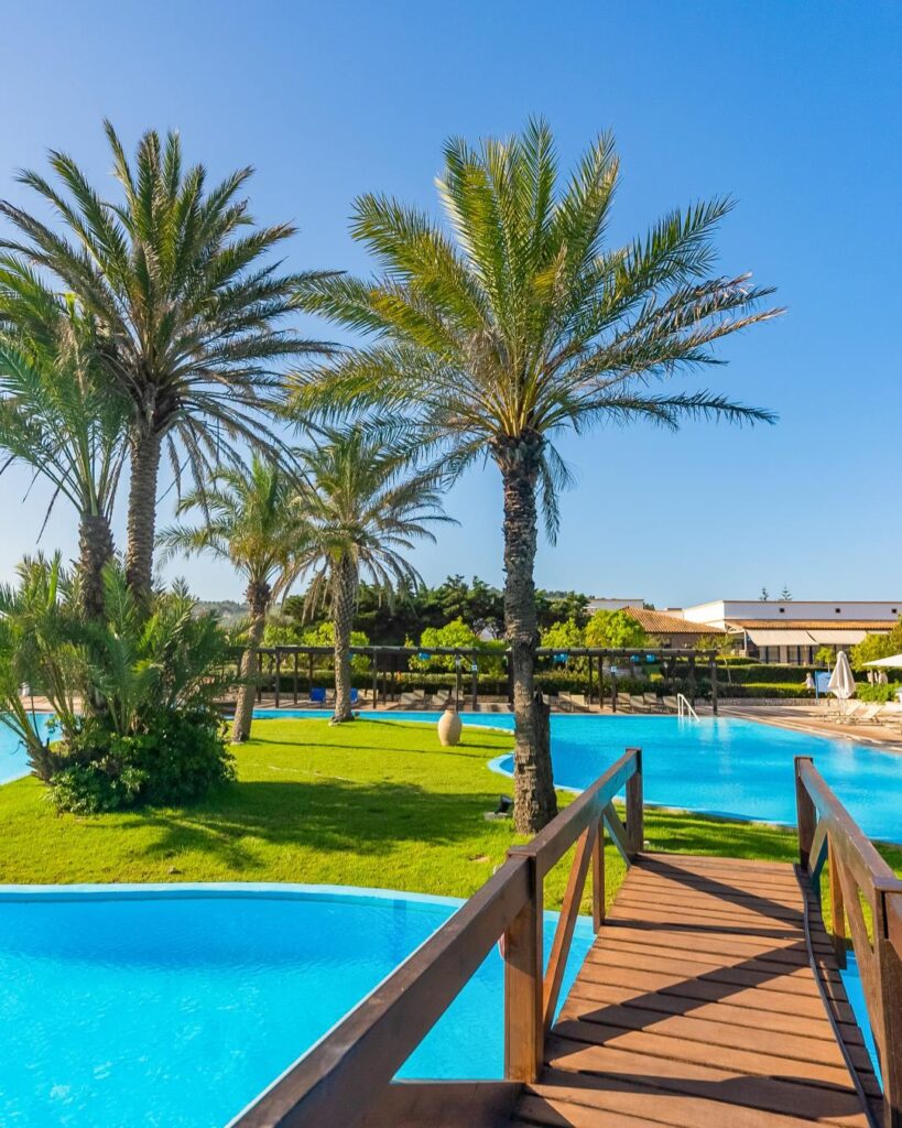 Zelené palmy a bazénový svet - Olympian Village 5* na Peloponéze