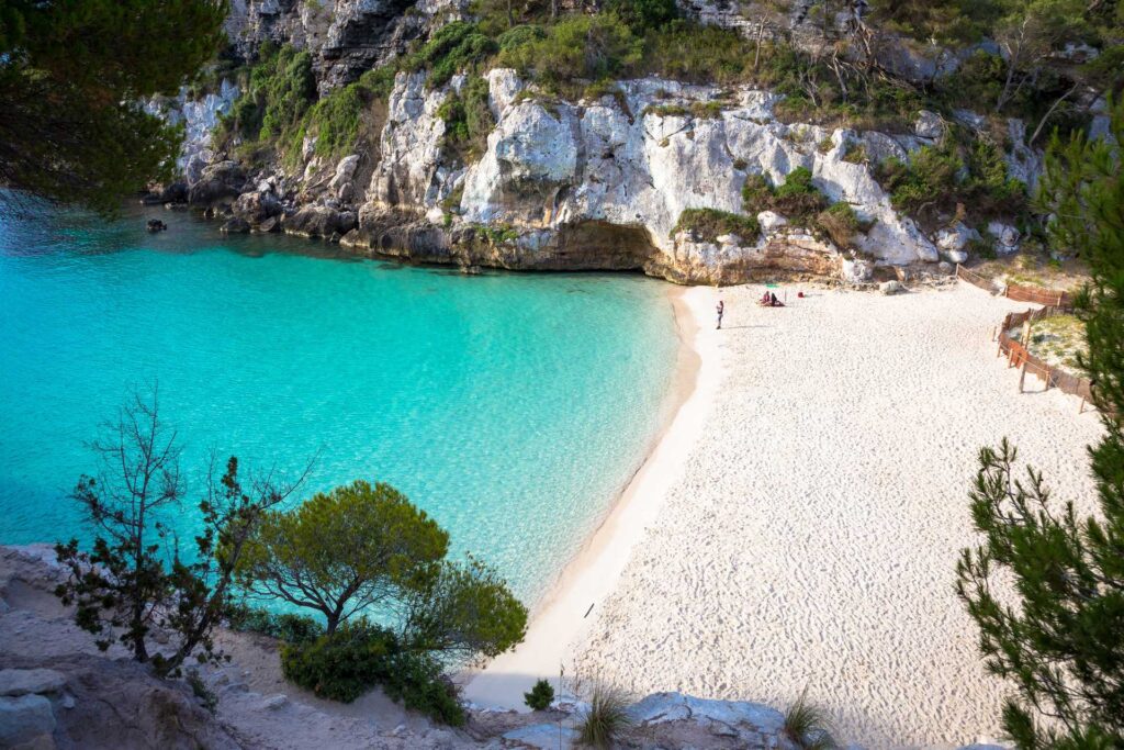 Cala Turqueta s bielym pieskom a tyrkysovým morom na Menorke