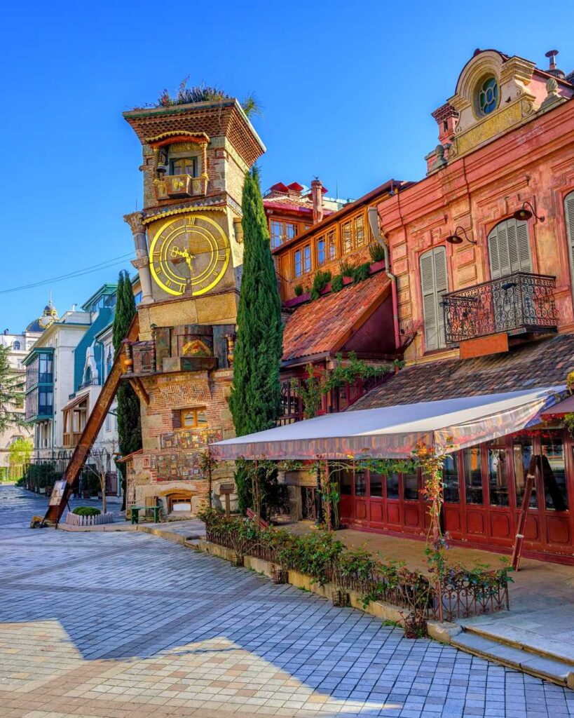Orloj pri bábkovom divadle Rezo Gabriadze patrí medzi najfotografovanejšie zákutia historického centra Tbilisi