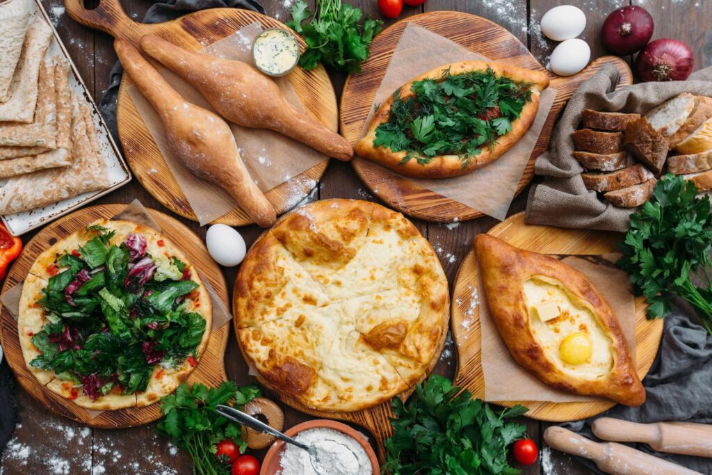 Khachapuri – tradičný gruzínsky syrový chlieb patrí medzi najznámejšie jedlá gruzínskej kuchyne
