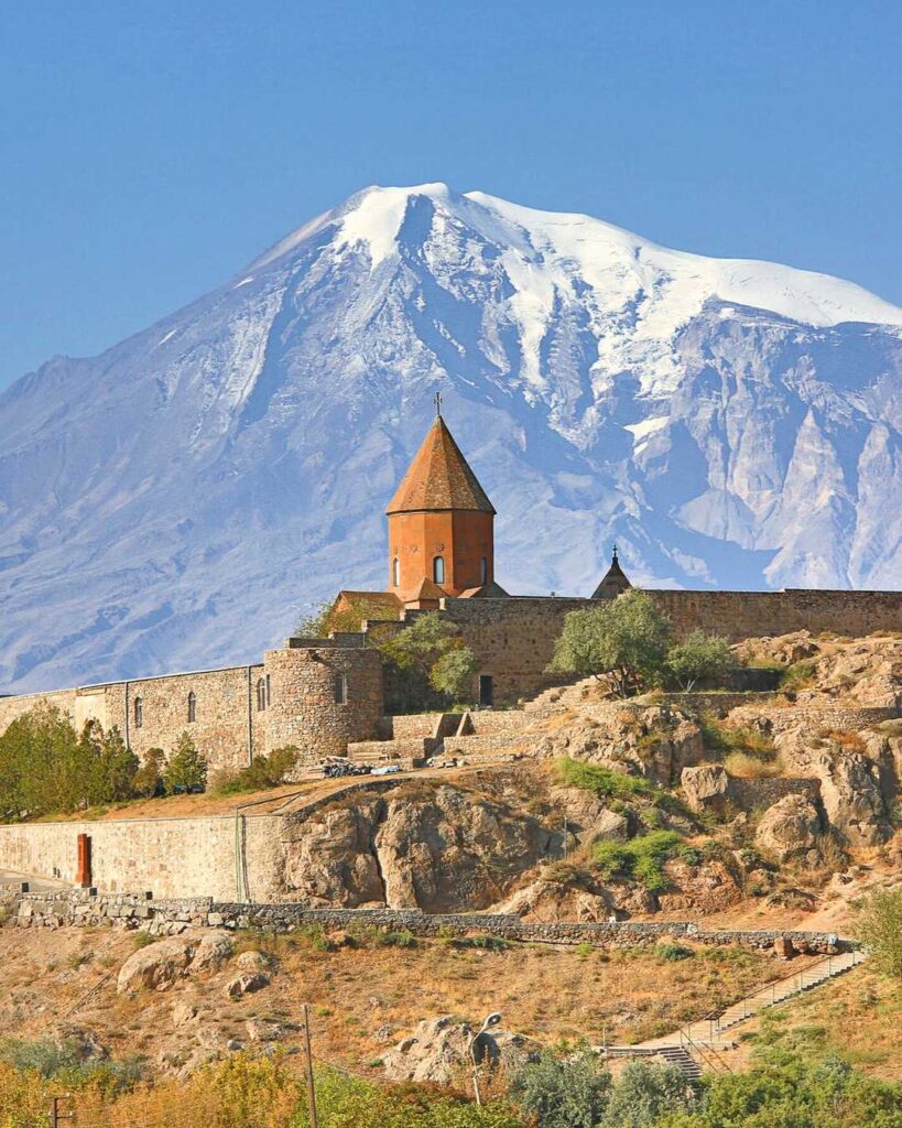 Kláštor Khor Virap s majestátnou horou Ararat v pozadí ponúka jeden z najikonickejších výhľadov v Arménsku