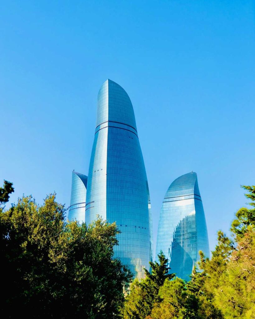 Moderné Flame Towers v Baku patria medzi ikonické symboly Azerbajdžanu a odrážajú dynamický rozvoj mesta na brehu Kaspického mora