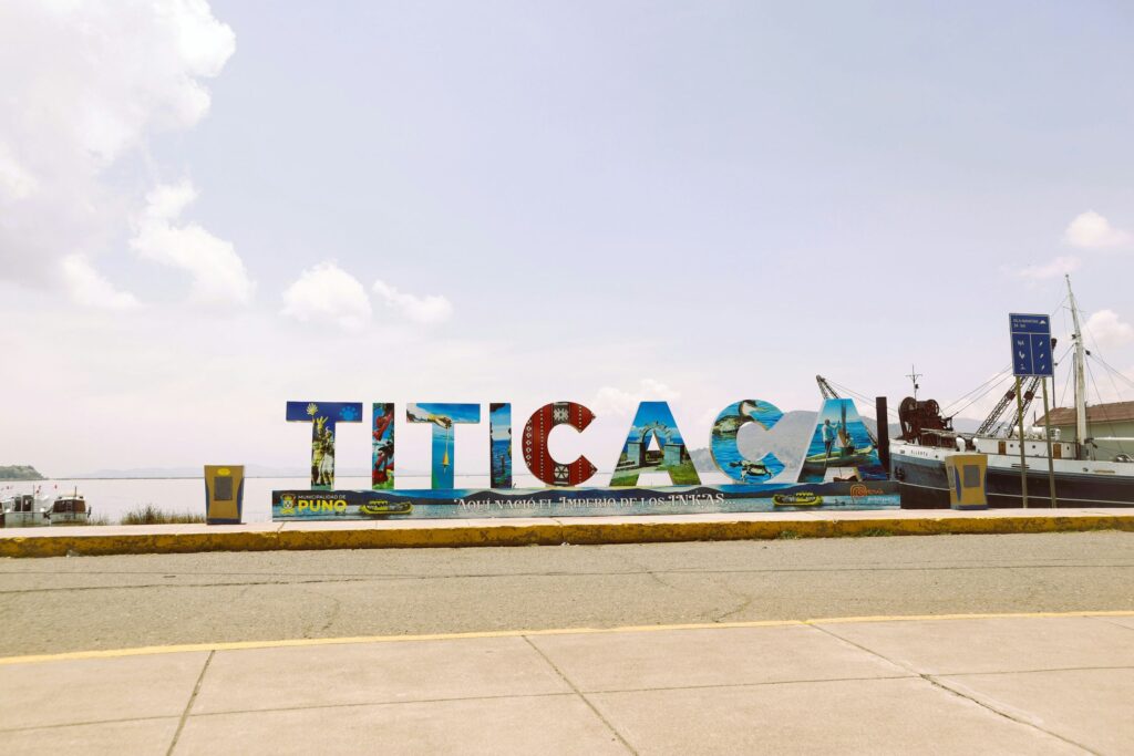 Titicaca leží vo výške takmer 3 812 metrov nad morom, čím je najvyššie položeným splavným jazerom na svete