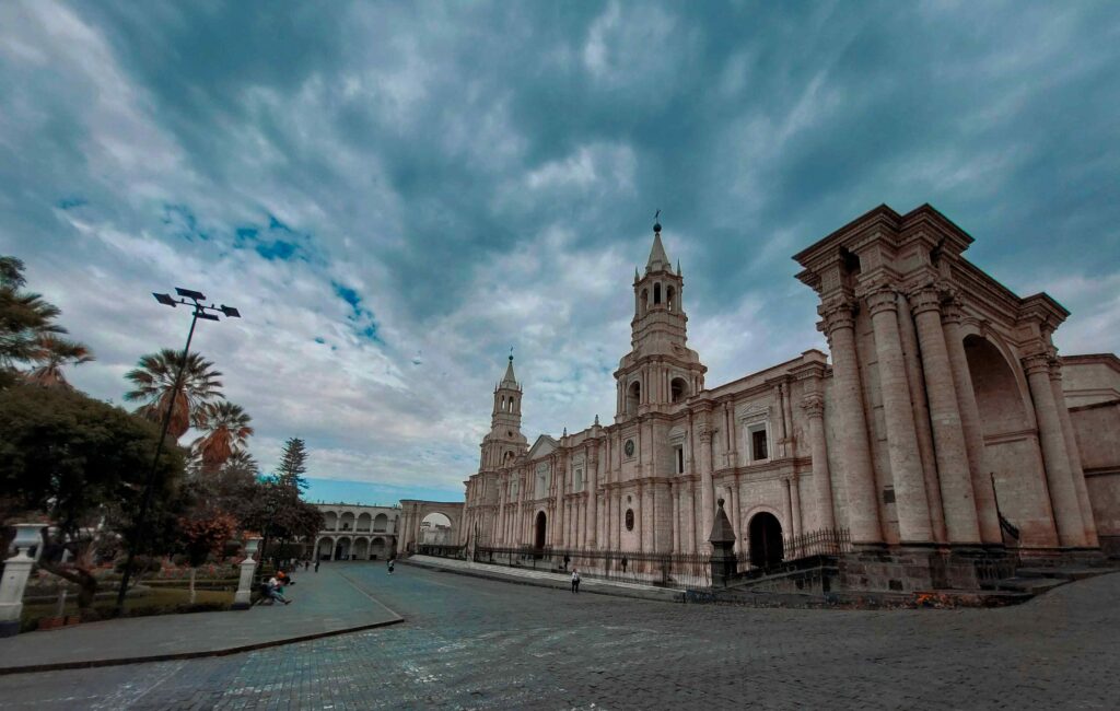 Z bieleho sopečného kameňa sillar je vystavané aj centrum mesta Arequipa