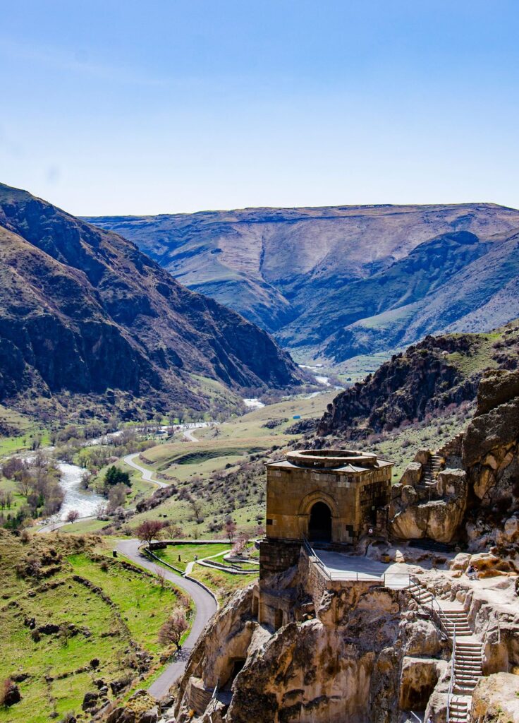 Vardzia, skalné mesto vytesané do útesu nad riekou Kura, Gruzínsko