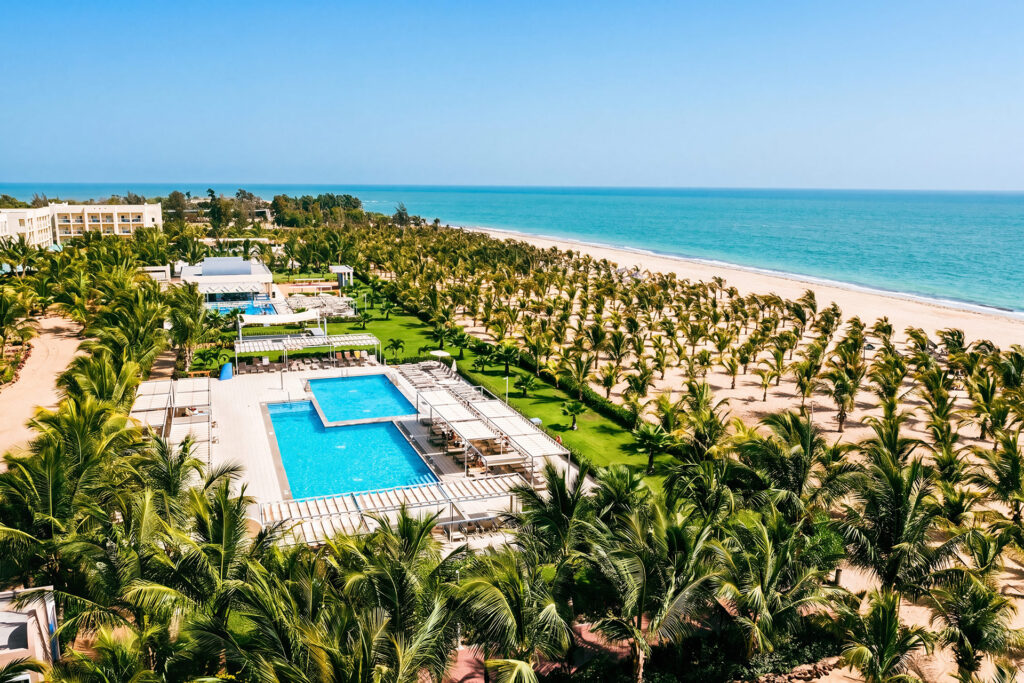 Pláž a bazén hotela RIU Baobab, Senegal