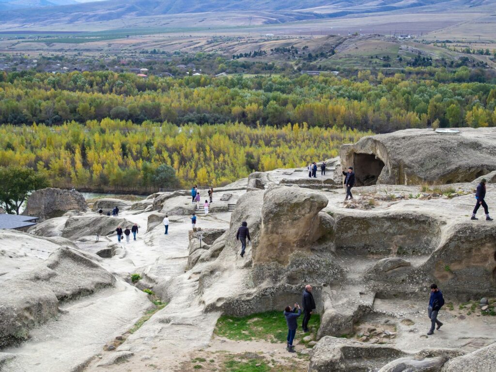 Vďaka vzdialenosti len hodinu a pol od Tbilisi býva Uplisciche navštevovanejšie než odľahlejšia Vardzia