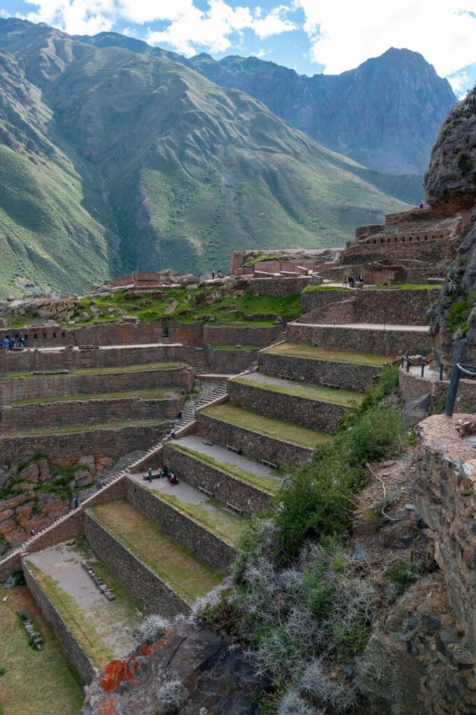 Zrúcaniny inckých stavieb vytesané do skalného svahu v Ollantaytambe