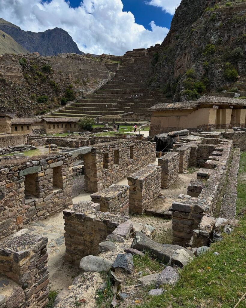 Ollantaytambo je miesto, ktorému sa pri ceste na Machu Picchu jednoducho nevyhnete — a ani by ste nemali chcieť