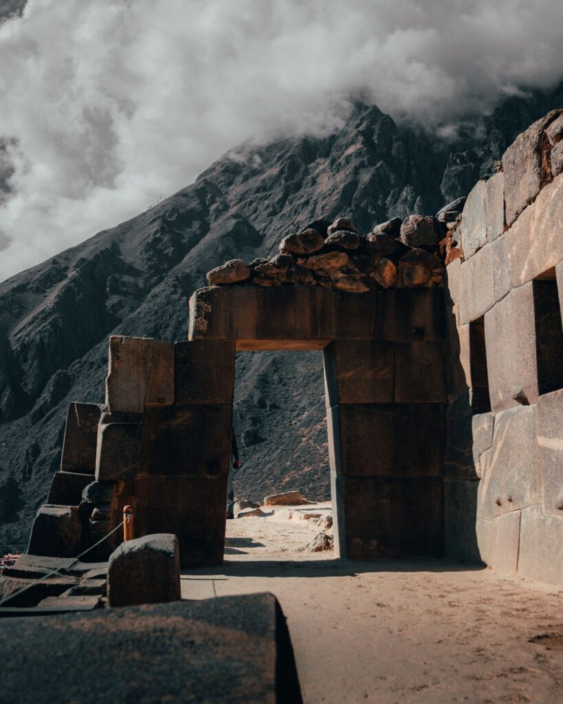 Presne opracované kamenné bloky terás v Ollantaytambe, Dodnes nie je celkom jasné, akým spôsobom ich Inkovia dokázali takto opracovať a poskladať