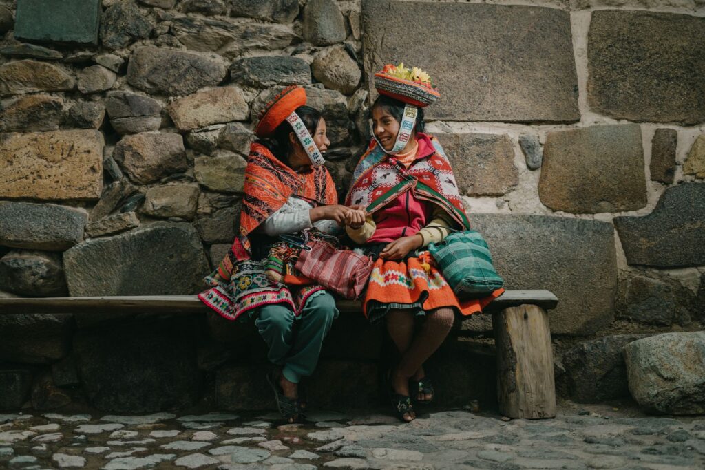 Miestne ženy v tradičnom peruánskom odeve v Ollantaytambe